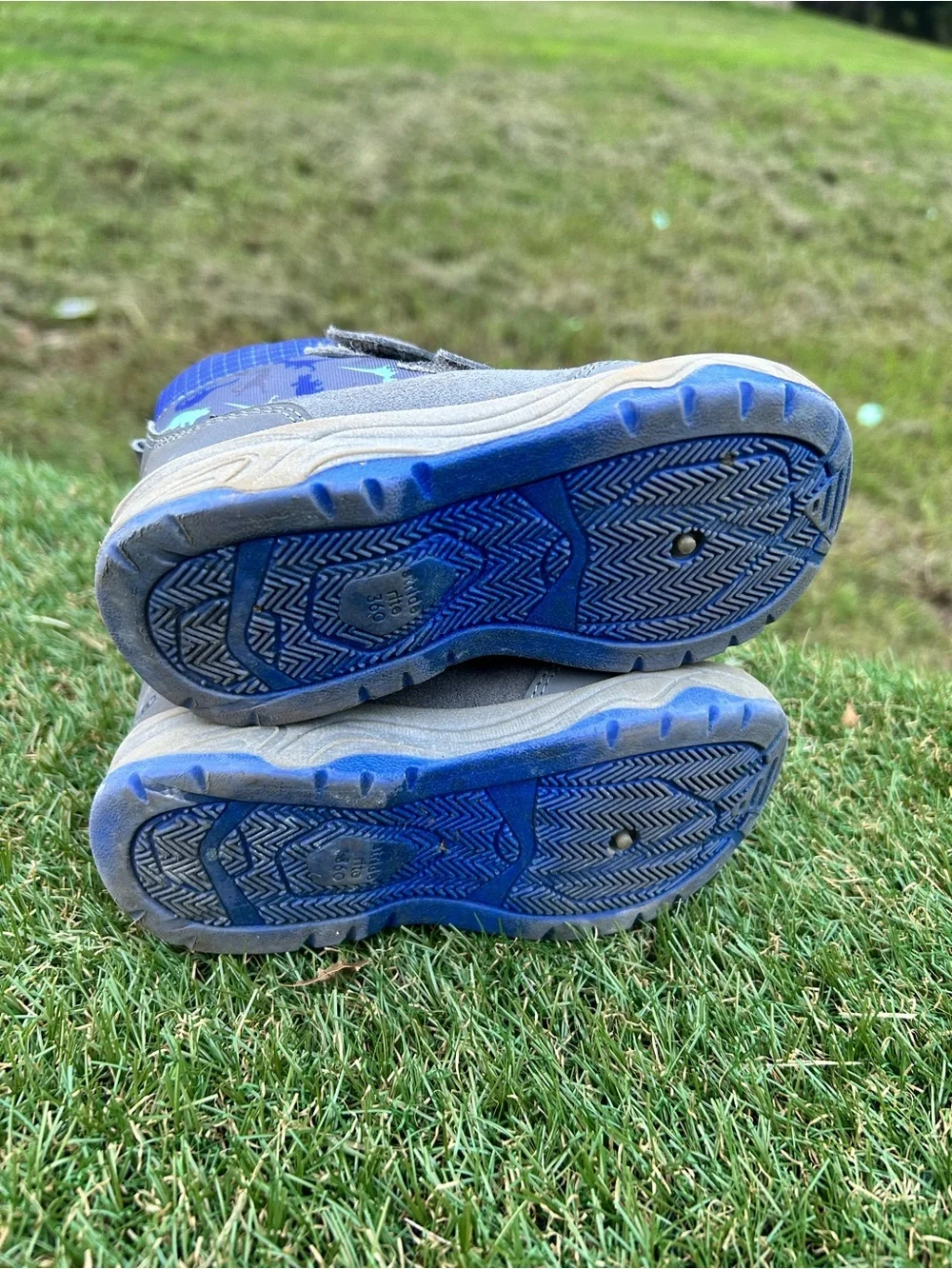 Stride Rite 360 Unisex Kids Size 8, Sneaker Boot in the gray and blue Dinosaur